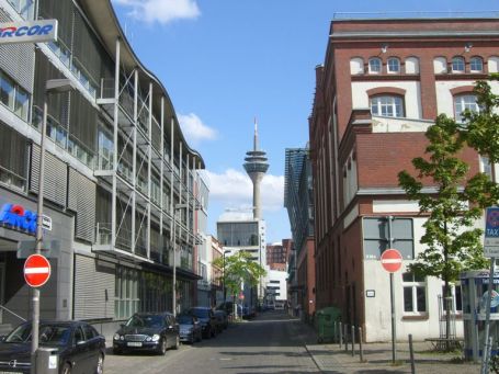 Düsseldorf : Medienhafen, Blick in die Kaistraße bis zum Rheinturm